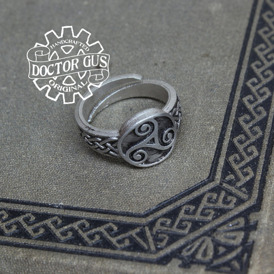 Triskelion Ring